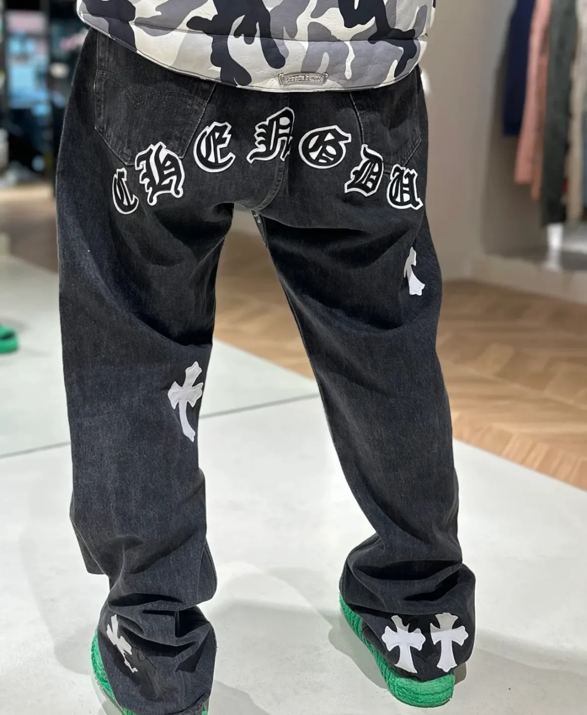 P260 [Next day] Chrome Hearts | Chrome Hearts CH city limited series Sanskrit cross patch leather jeans - black and white color matching - Chengdu "chengdu" jeans that cater to the hometown of Chengdu giant pandas. The finished products need to be washed and then disassembled and hand-stitched. The sheepskin cross leather is then spliced ​​to complete. The whole piece requires too much craftsmanship to describe. The texture can be seen in hand, and it looks good. The upper body effect is particularly stiff and stylish, super stylish. Same style for men and women - Color: black and white Size: 28 30 32 34 Corresponding sizes s-xl Available in stock and shipped in seconds. Detailed sizes can be found in Figure 9